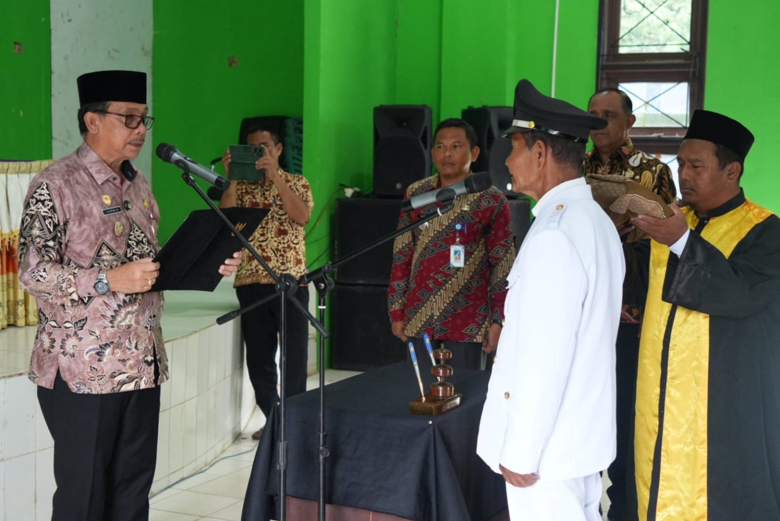 Wabup Natuna Jarmin Lantik Kades Cemaga, Masa Jabatan Resmi Diperpanjang Hingga 2028