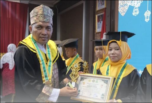 Wisuda Ratusan Santri TPQ se-Kecamatan Tebing, Wabup Rocky Bawole: Cetak Generasi Qurani yang Berakhlak Mulia