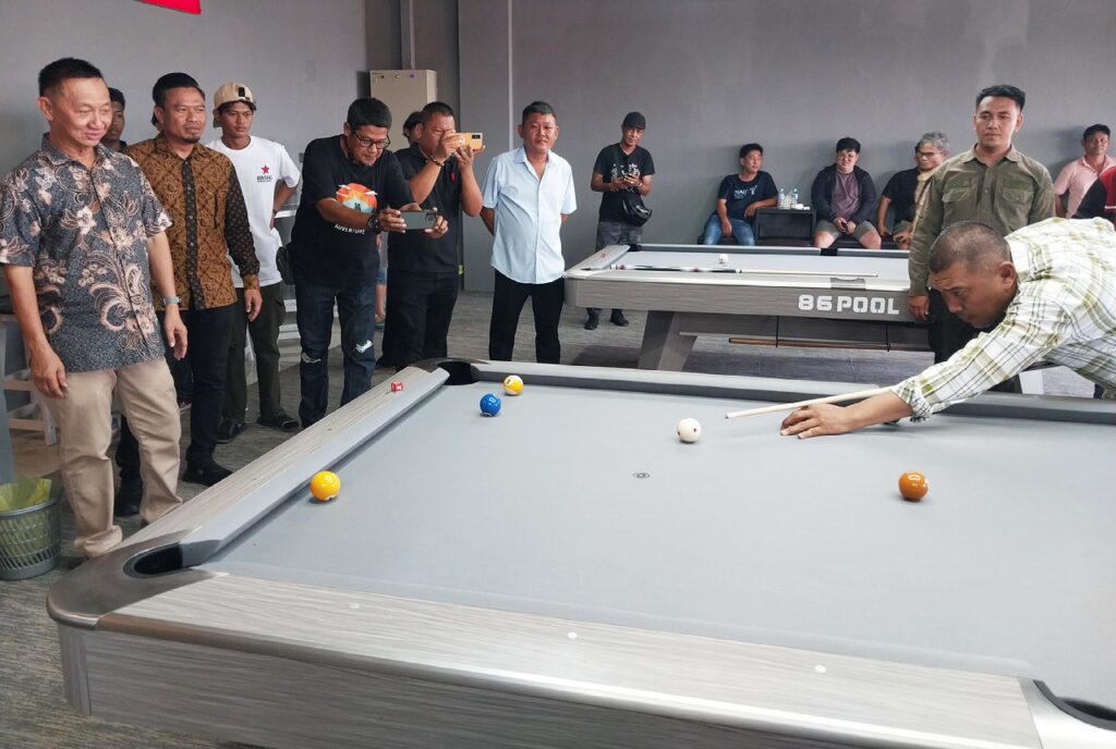 Wakil Bupati Karimun, Rocky Marciano Bawole saat meresmikan Billiard and Cafe Resto 86 di Jl A Yani Pantai Pak Imam Kelurahan Baran Timur, Kecamatan Meral, belum lama ini. (ft novel)