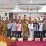 Wali Kota Lis berfoto bersama Ketua RT dan RW di Tanjungpinang usai penyerahan Sembako jelang Imlek, kemarin. (ft kominfiotpi)