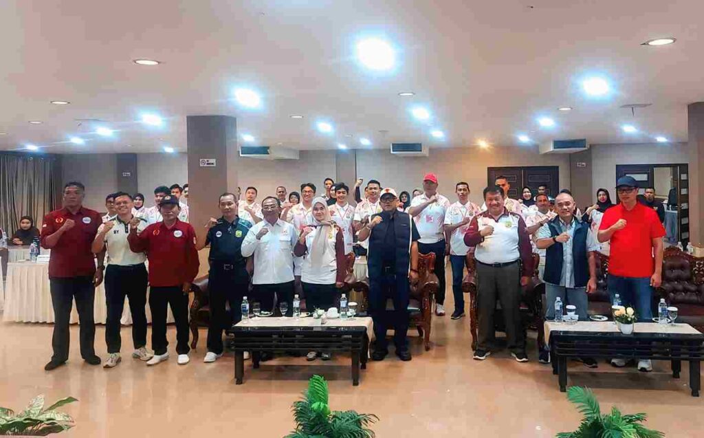 Wali Kota Lis berfoto bersama panitia dan peserta pelatihan wasit voli, kemarin. (ft kominfiotpi)