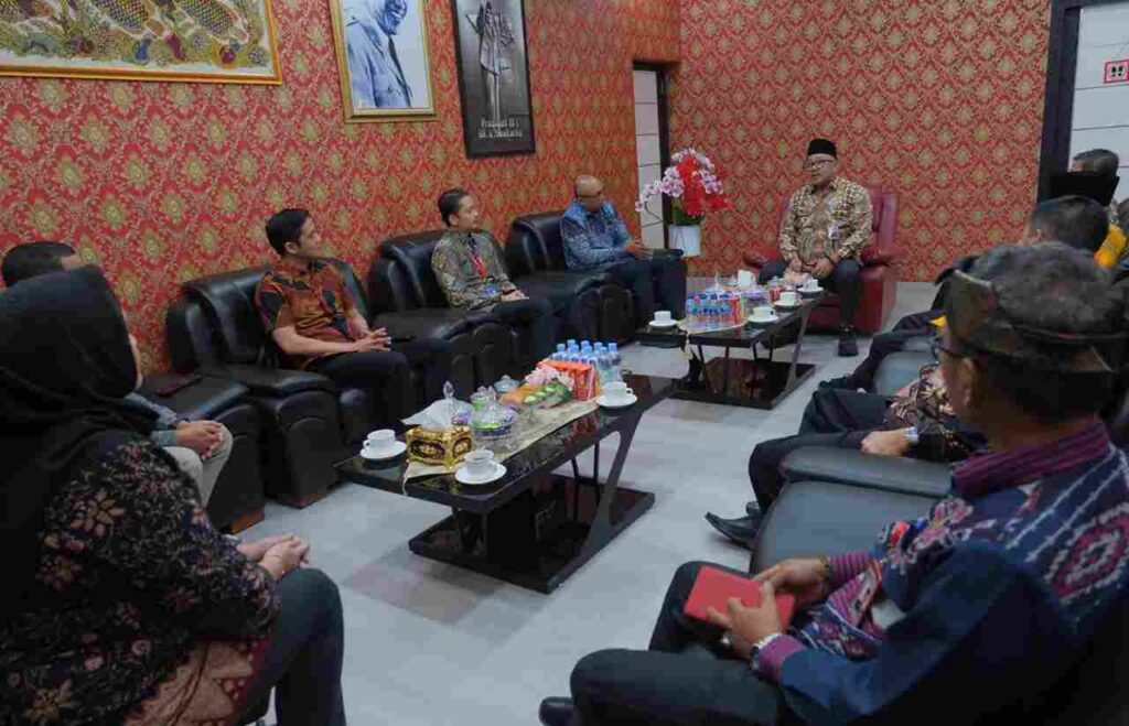 Wali Kota Tanjungpinang, Lis Darmansyah saat menerima audiensi dari PT BTN Kantor Cabang Tanjungpinang di Ruang Kerja Wali Kota Tanjungpinang, kemarin. (ft kominfotpi)