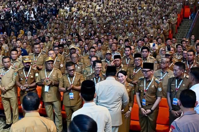 Wali Kota dan Wakil Wali Kota Batam, Amsakar Achmad dan Li Claudia Chandra, menyalami Presiden RI, Prabowo Subianto, di Rakornas 2026, kemarin. (ft setneg)