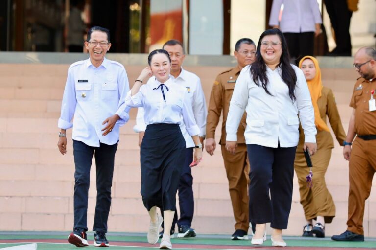 Wali Kota Batam, Amsakar Achmad, bersama Wakil Wali Kota Batam, Li Claudia Chandra, serta sejumlah pejabat Pemko dan BP Batam saat Apel Gabungan di Dataran Engku Putri, Senin (9/2/2026). Dok. Humas Diskominfo Batam