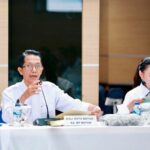 Wali Kota Batam, Amsakar Achmad, bersama Wakil Wali Kota Batam, Li Claudia Chandra, memimpin rapat Forkopimda Batam di Kantor Wali Kota Batam, Senin (9/2/2026). Dok. Humas Diskominfo Batam