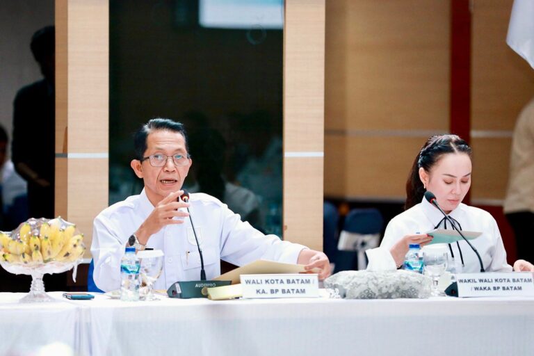 Wali Kota Batam, Amsakar Achmad, bersama Wakil Wali Kota Batam, Li Claudia Chandra, memimpin rapat Forkopimda Batam di Kantor Wali Kota Batam, Senin (9/2/2026). Dok. Humas Diskominfo Batam
