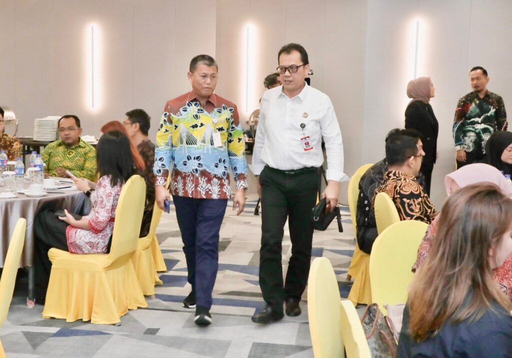 Sekdako Batam, Firmansyah, bersama Kepala Bapenda Batam, Raja Azmansyah, menghadiri Rapat Teknis dan Sosialisasi Sistem BPHTB di Planet Holiday Hotel, Jodoh, pagi tadi. (ft mcbatam)