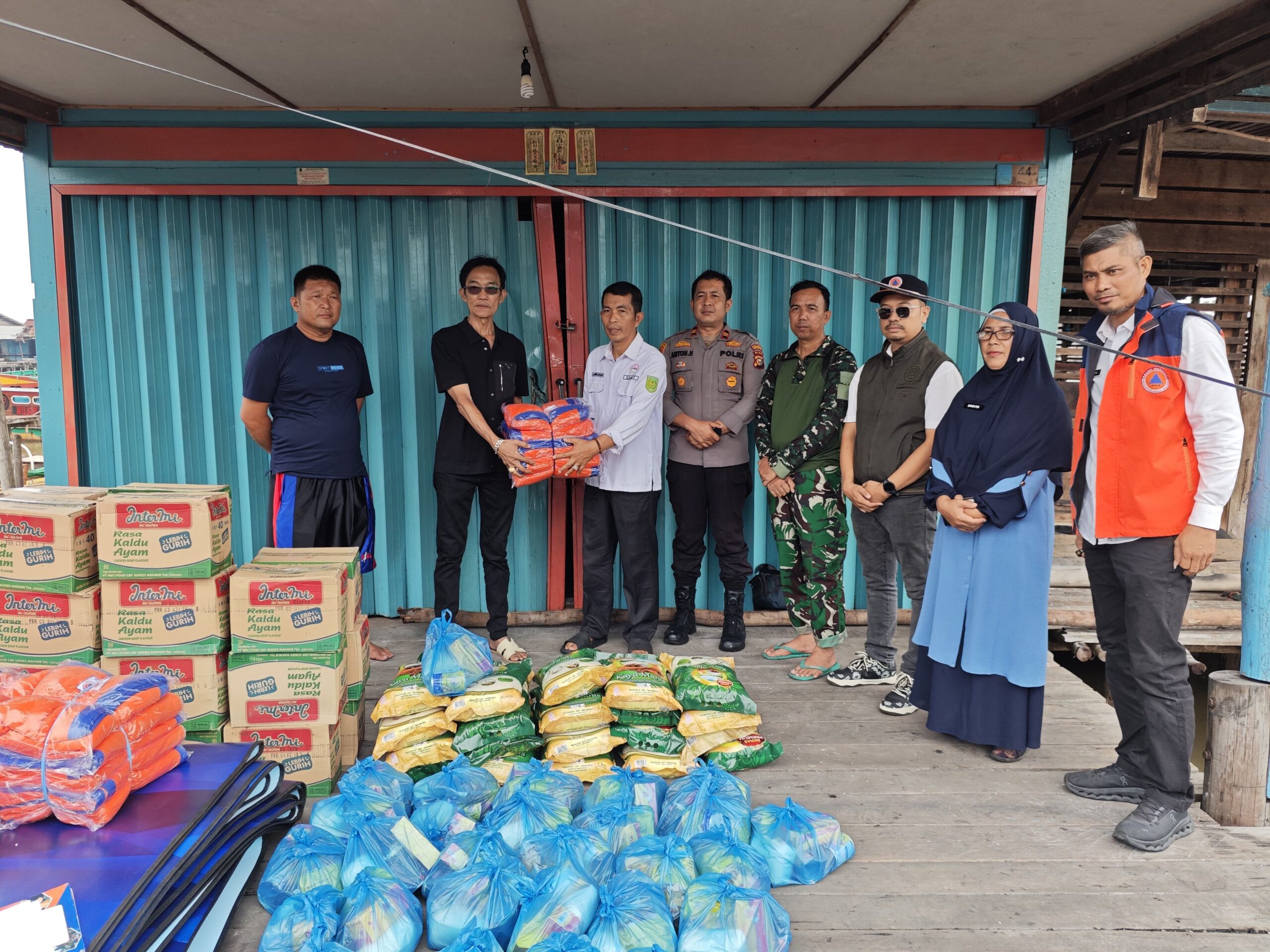 Bupati Herman saat menyampaikan bantuan bagi korban kebakaran di Concong, sore tadi. (ft muhamad)