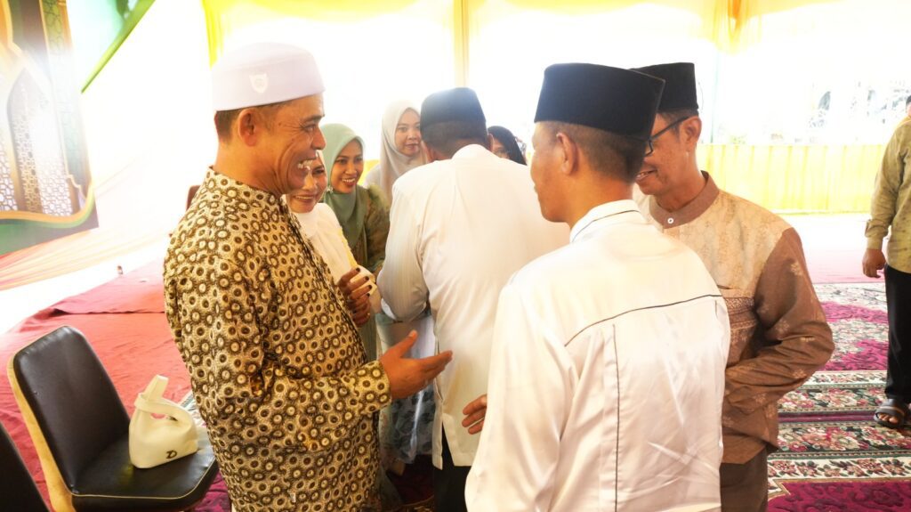 Bupati Inhil H Herman saat menyambut masyarakat di acara Silaturahmi Idulfitri, pagi tadi. (ft muhamad)