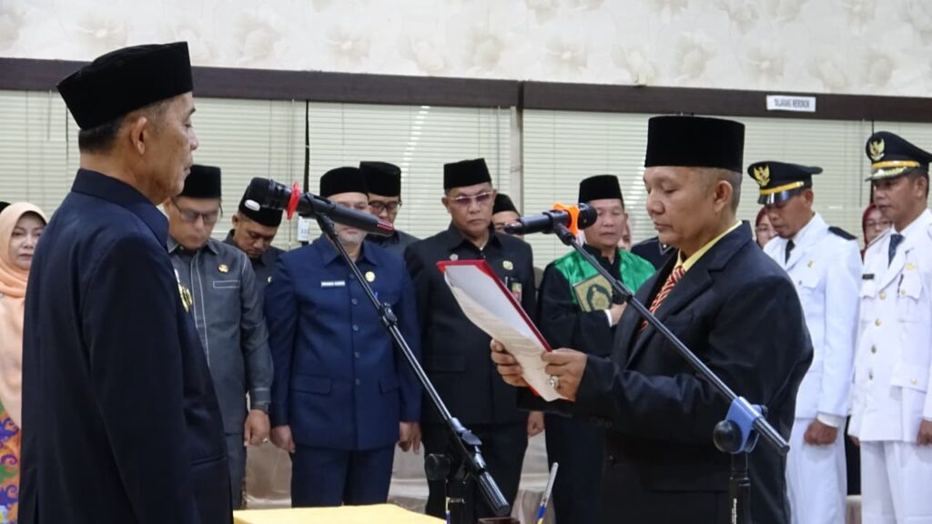 Bupati Inhil Herman saat melantik pejabat di jajarannya, keamrin. (ft muhamad)