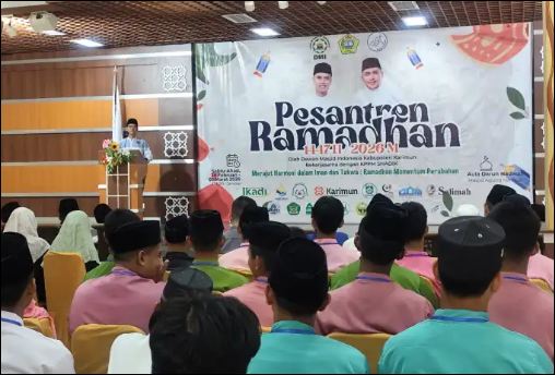 Bupati Karimun saat membuka kegiatan Ramadan kerjasama DMI Karimun dan KPPM Shadik di Masjid Agung, kemarin. (ft ricky).
