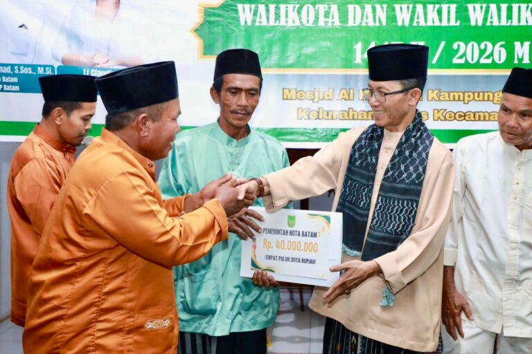 Di Pulau Karas, Amsakar Serahkan Bantuan dan Ajak Jemaah Terus Makmurkan Masjid