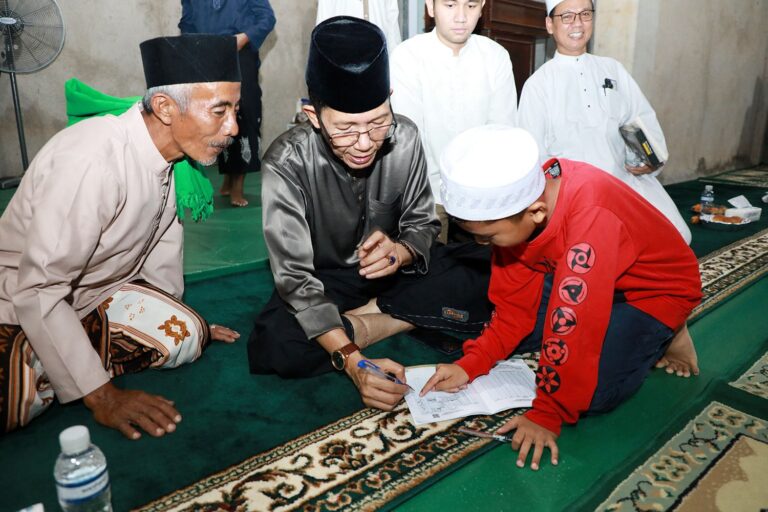 Buka Puasa dan Tarawih Bersama Warga Sambau, Amsakar Ajak Isi Ramadan dengan Ibadah Bermakna