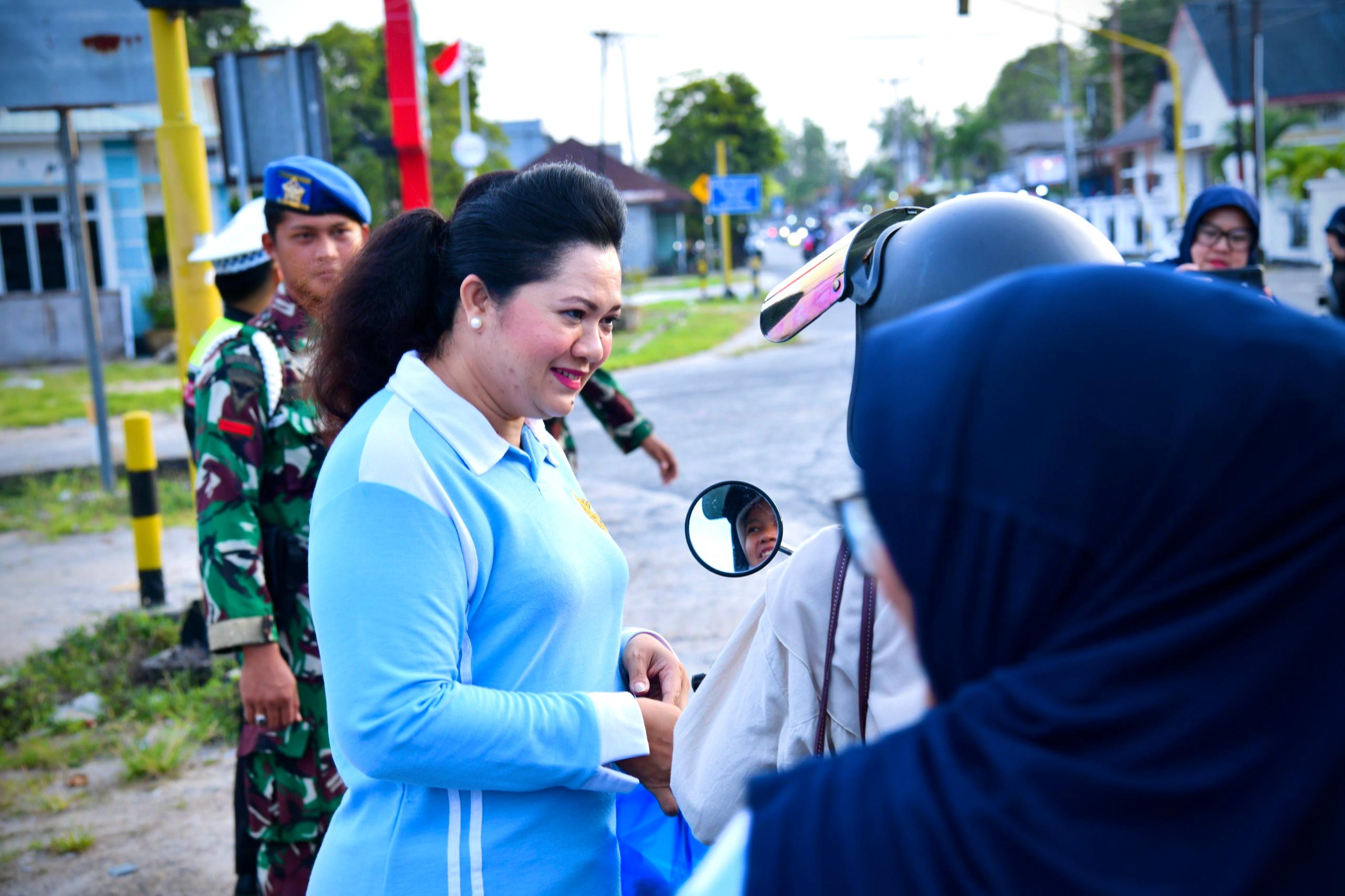 PIA Ardhya Garini Lanud RSA Natuna Tebar Takjil Gratis, Hangatkan Ramadhan Bersama Warga