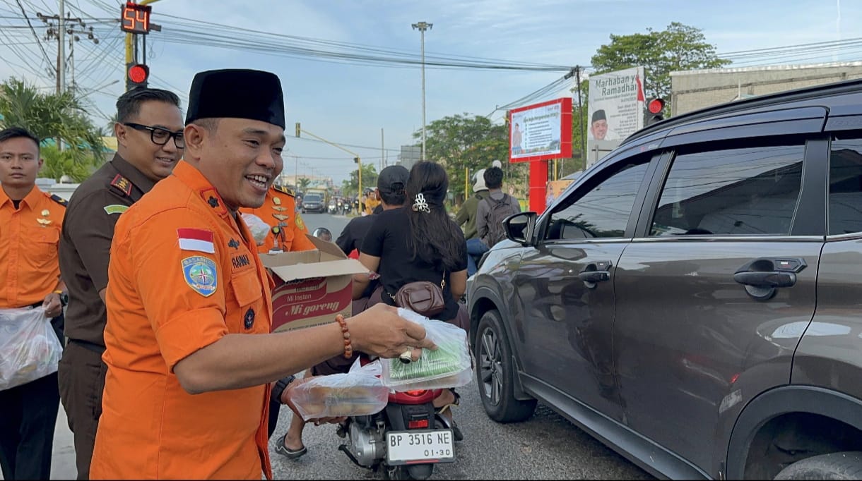 SAR Natuna dan Kejari Natuna Berbagi Takjil, Dukung UMKM dan Tebar Kepedulian di Ranai