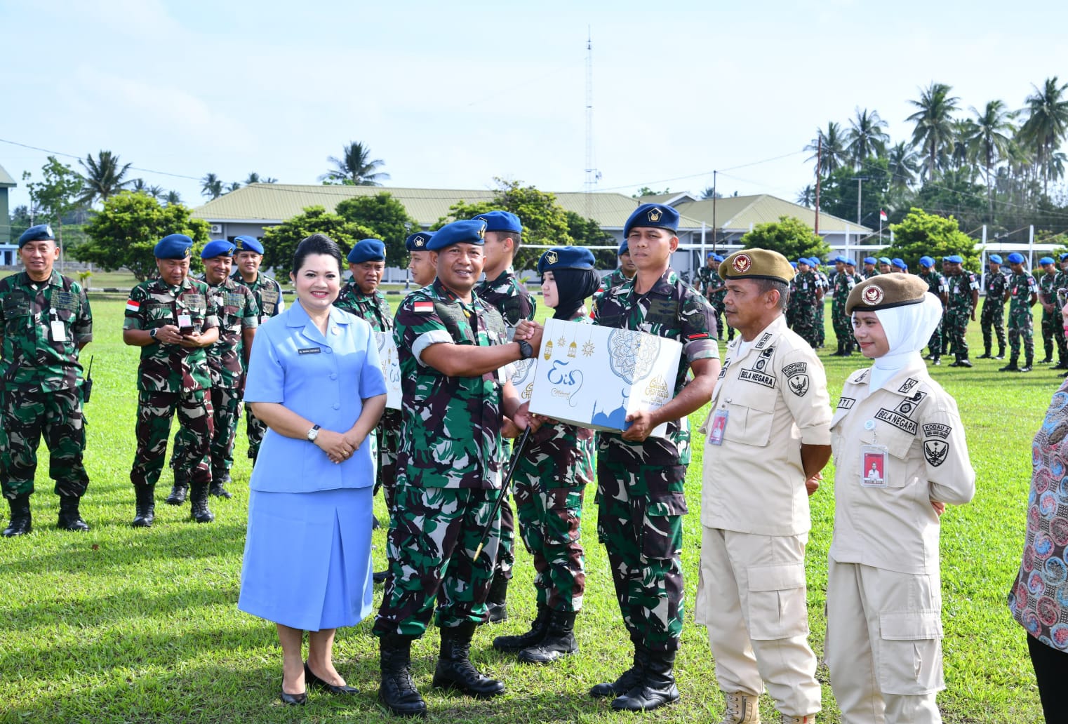 Sambut Idul Fitri, Danlanud RSA dan Ketua PIA AG Cabang 9 Berbagi Bingkisan Lebaran