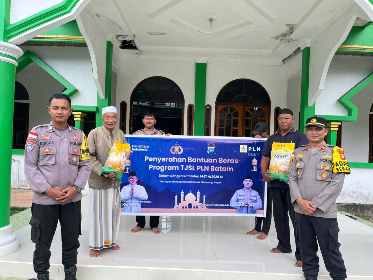 Polsek Serasan Salurkan 1 Ton Beras Bantuan PLN Batam untuk 200 Warga