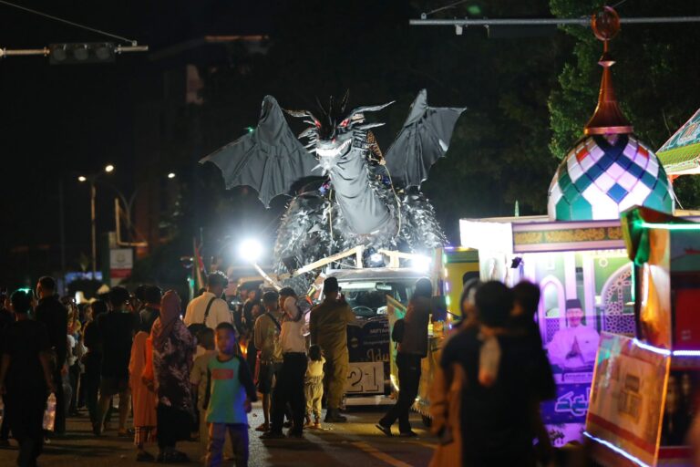 Wali Kota Batam, Amsakar Achmad, bersama Wakil Wali Kota Batam, Li Claudia Chandra, melepas iringan mobil hias saat pawai takbir di Jalan Engku Putri, Jumat (20/3/2026) malam. Dok. Humas Diskominfo Batam