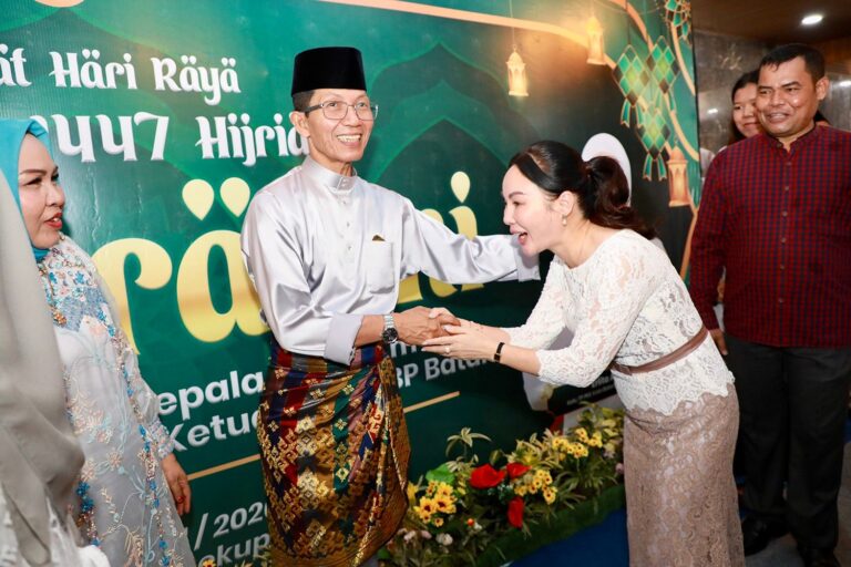 Wakil Wali Kota Batam, Li Claudia Chandra, menyalami Wali Kota Batam, Amsakar Achmad, saat menghadiri Open House Wali Kota Batam di Wisma Batam, Sekupang, Sabtu (21/3/2026). Dok. Humas Diskominfo Batam