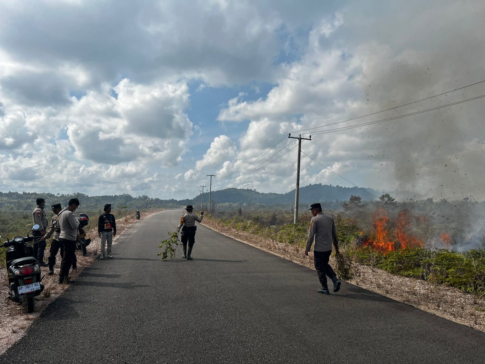 Kapolsek Bunguran Barat bersama Tim Gabungan Berjibaku Padam 50 Hektar Karhutla di Natuna