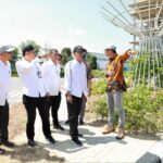 Wali Kota Batam, Amsakar Achmad, bersama sejumlah pejabat meninjau pembangunan taman di Simpang Pollux, Batamcentre, Rabu (25/3/2026). Dok. Humas Diskominfo Batam