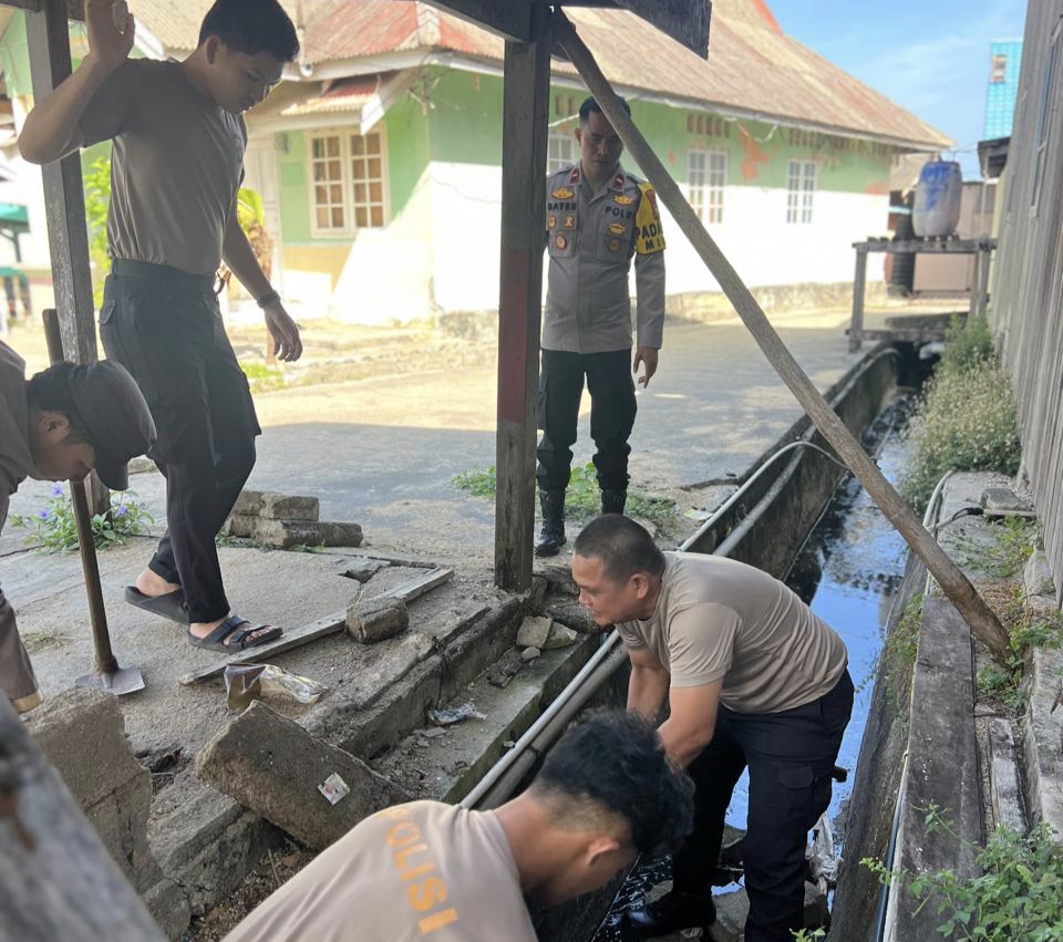 Polsek Midai Gotong Royong Bersihkan Saluran Air di Tugu Merdeka, Wujud Kepedulian Lingkungan