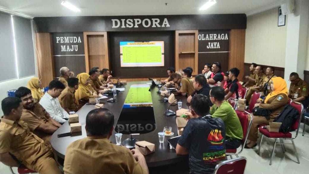 Jajaran Dispora Tanjungpinang saat rapat persiapan menghadapi POPDA Kepri di Karimun, di kantor Dispora Tanjungpinang, pagi tadi. (ft kominfotpi)