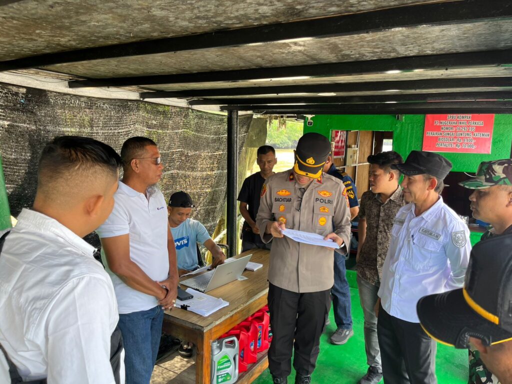 KaPolsek Kateman saat meninjau kios BBM di Kateman, pagi tadi (ft muhamad)