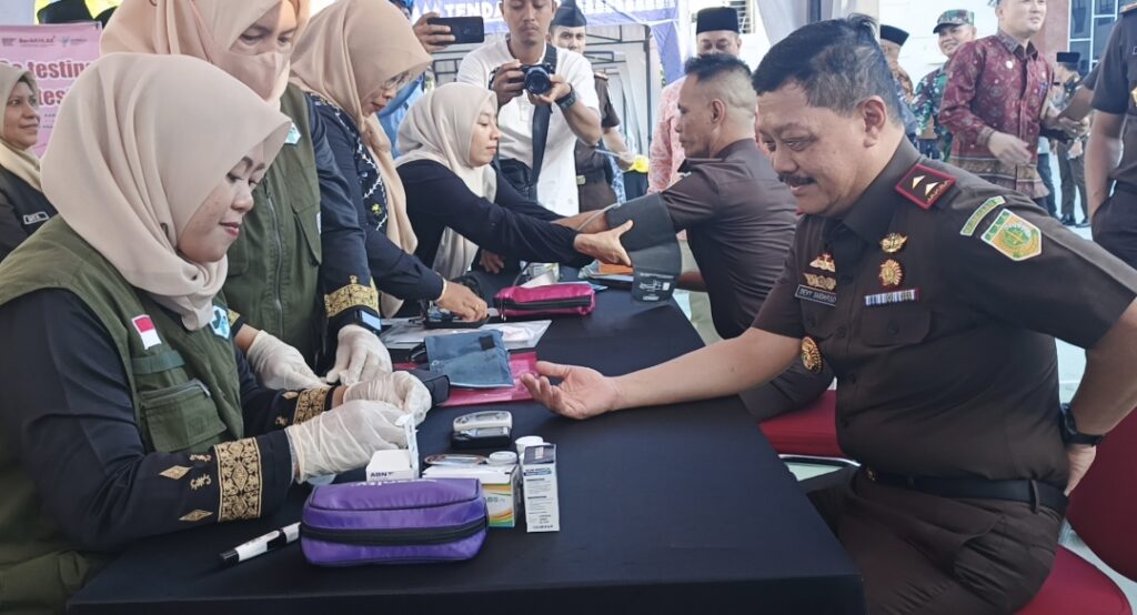 Kajati Kepri saat meninjau pelayanan kesehatan di gedung PSTP, pagi tadi. (ft wandy)