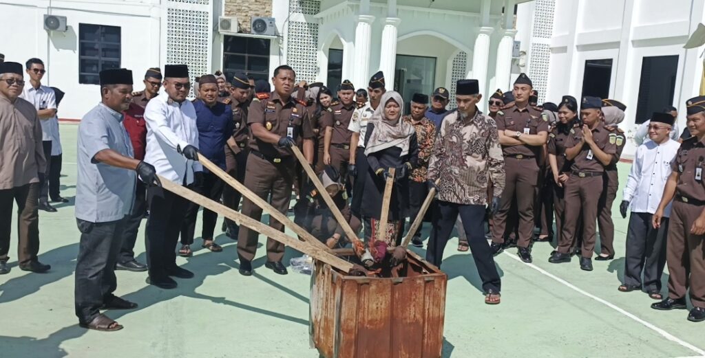 Kejaksaan Negeri Lingga saat memusnahkan barang bukti berbagai perkara bersama FKPD dan tokoh masyarakat Lingga, pagi tadi. (ft wandi)