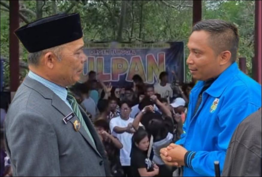 Ketua KNPI Inhil saat berbincang dengan pejabat Pemkab Inhil di acara Pantai Solop, pagi tadi. (ft muamad)