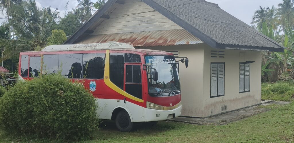 Penampakan bus sekolah yang masih terparkir di Kecamatan Singkep, kemarin. (ft wandi)