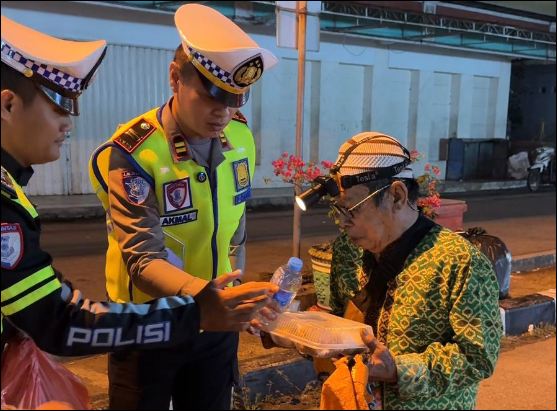Sahur On The Road, Satlantas Polres Karimun Berbagi Makanan dan Siaga Patroli Balap Liar