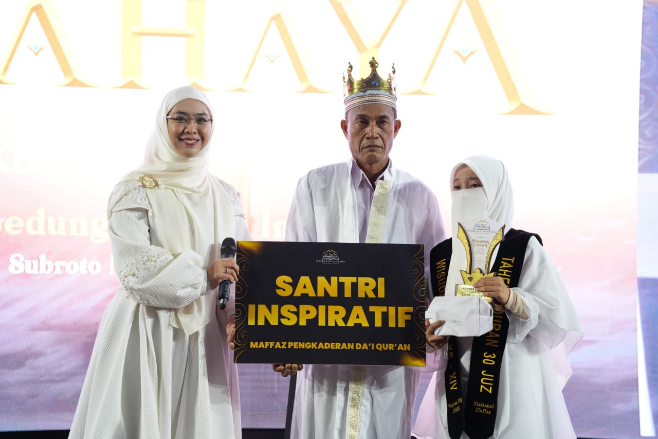 Rohana, santriwati asal Desa Sungai Luar usai meraih peringkat pertama dalam ajang Wisuda Akbar ke XIV Menggenggam Mahkota Cahaya Pesantren Tahfidz Maskanul Huffadz 2025 di Provinsi Banten. (ft dok rohana)