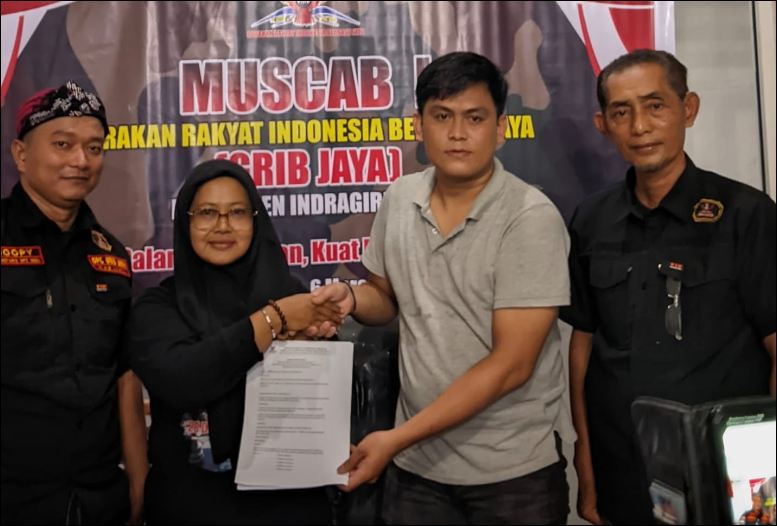 Rosmely (kedua dari kiri) saat menerima SK penetapan dirinya sebagai ketua, tadi malam. (ft muhamad)