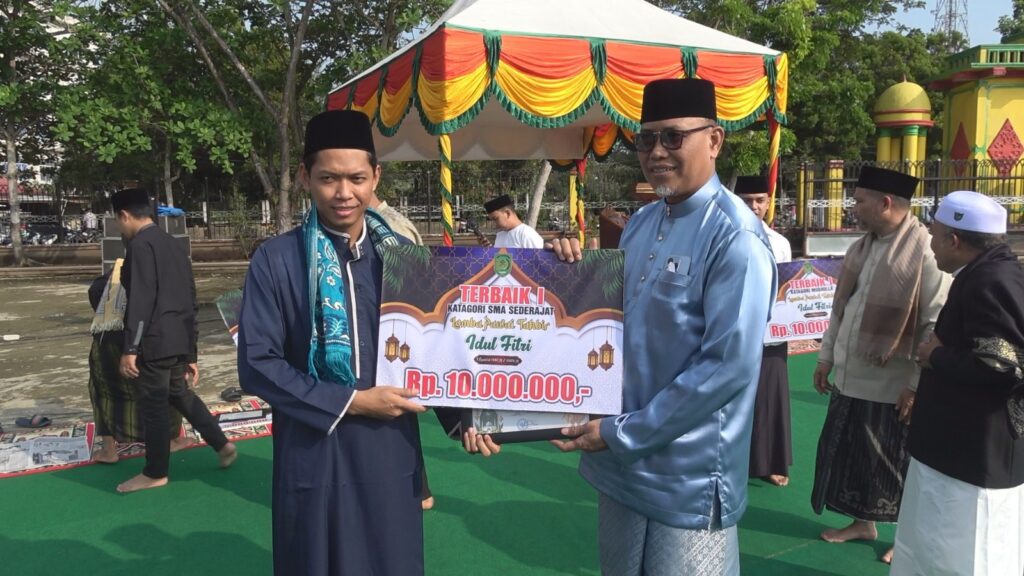 Sekda Inhil saat menyerahkan ahdiah pada acara silaturahmi Idul Fitri, pagfi tadi. (ft muhamad(