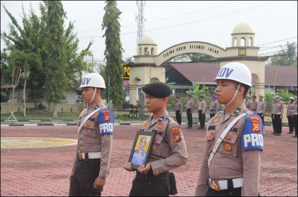 Suasana Upacara PTDH terhadap Aipda Asmadi di Maporles Bengkalis, pagi tadi. (ft humaspolres)