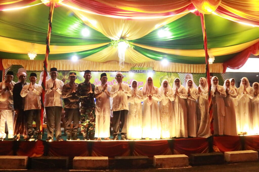 Suasana pelepasan Pawai Takbir di Inhil, malam tadi. (ft muhamad)