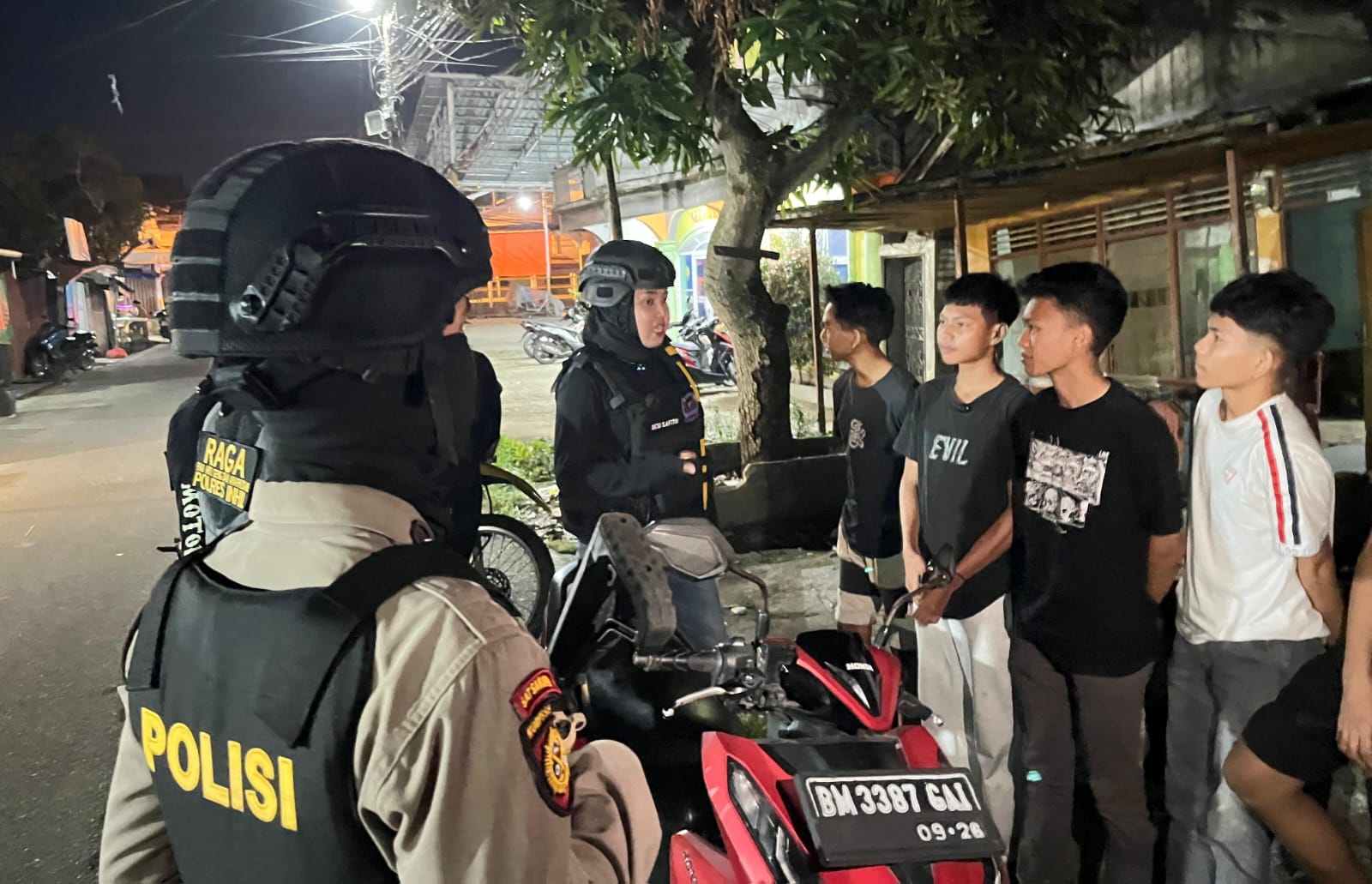 Tim RAGA Polres Indragiri Hilir saat melaksanakan patroli dialogis gabungan, malam tadi. (ft muhamad)