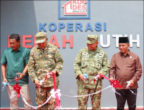 Wabup Rocky M Bawole (kedua dari kiri) saat meresmikan KMP di Kelurahan Darussalam, pagi tadi. (ft msaimi)