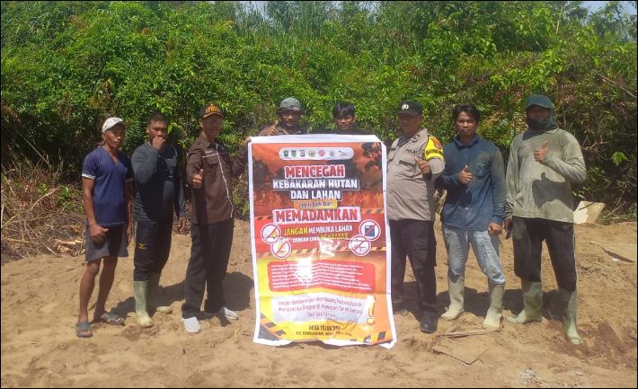 Bhabinsa saat menyosialisasi kebakaran hutan dan lahan, pagi tadi. (ft muhamad)