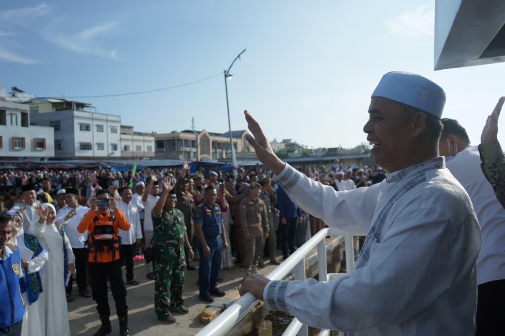 Bupati Inhil saat melepas keberangkatan CJH,pagi tadi. (ft muhamad)