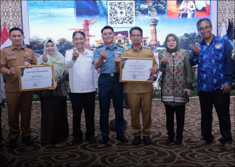 Bupati Iskandarsyah (ketiga dari kanan) saat mendapatkan penghargaan, di Tanjungpinang. (ft prokopim)