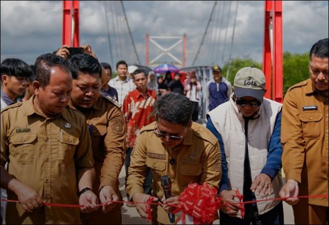 Bupati saat meresmikan jembatan gantung di Belat, kemarin. (ft kominfokarimun)