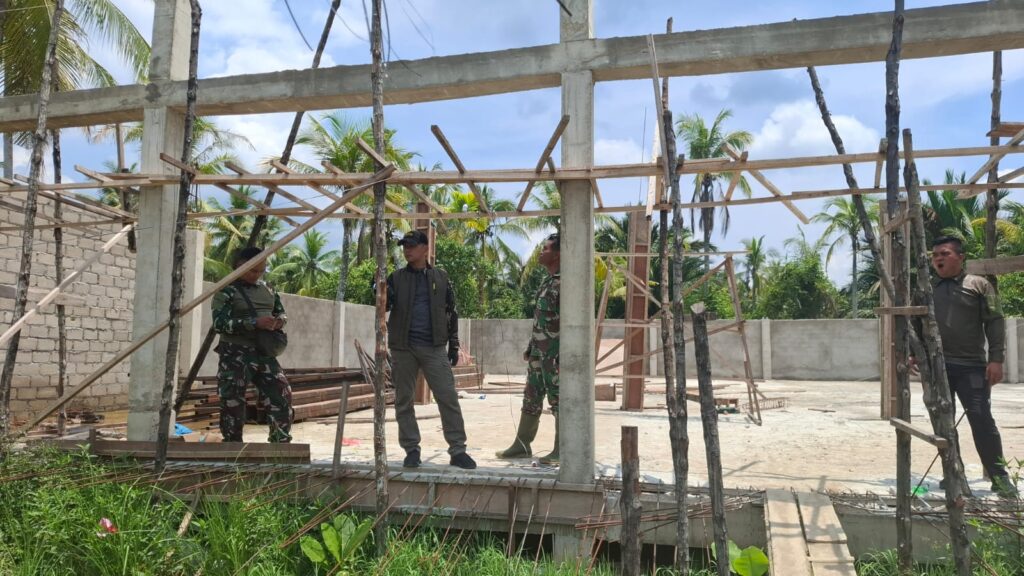Dandim saat meninjau perkembangan bagunan KMP, siang tadi. (ft muhamad)