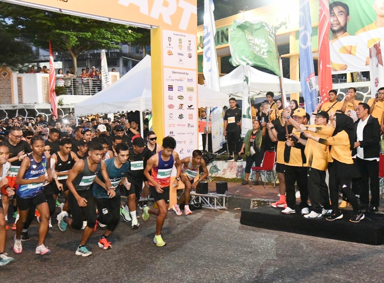 Gubernur Kepri Ansar Ahmad saat melepas peserta Ibnu Sina Running 2026, Minggu pagi tadi. (ft aloy)