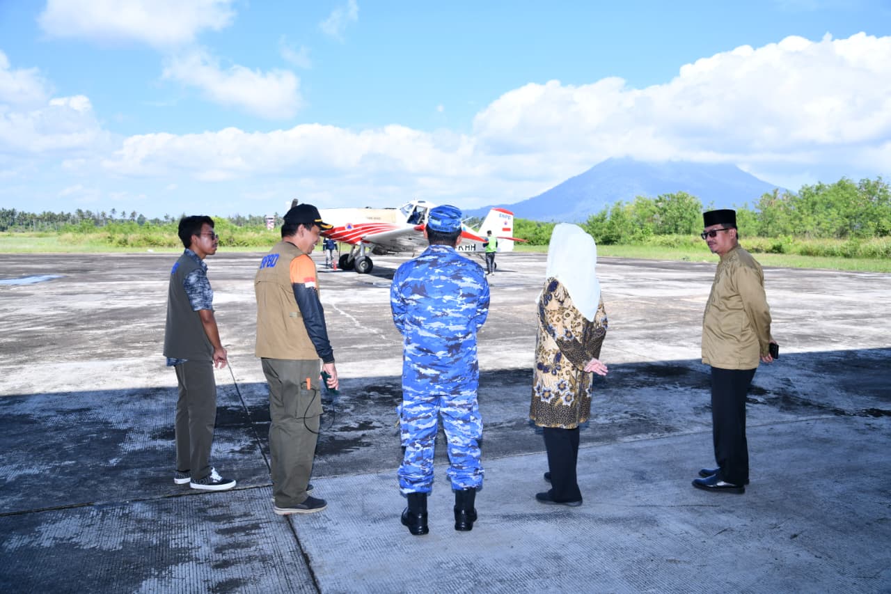 Penanganan Karhutla, Danlanud RSA Dampingi Bupati Natuna Tinjau Kesiapan Operasi Udara