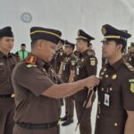 Kajari Lingga (kedua dari kiri) saat melantik para Kasubsi, pagi tadi. (ft wandi)