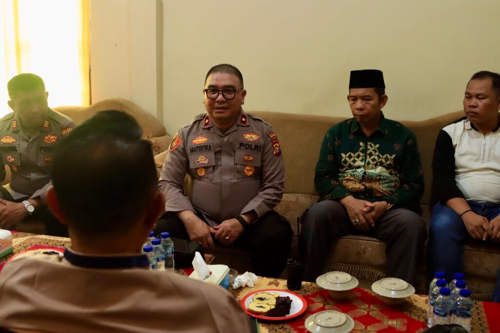 Kaposlek Reteh saat berdialog dengan masyarakat, kemarin. (ft muhamad)