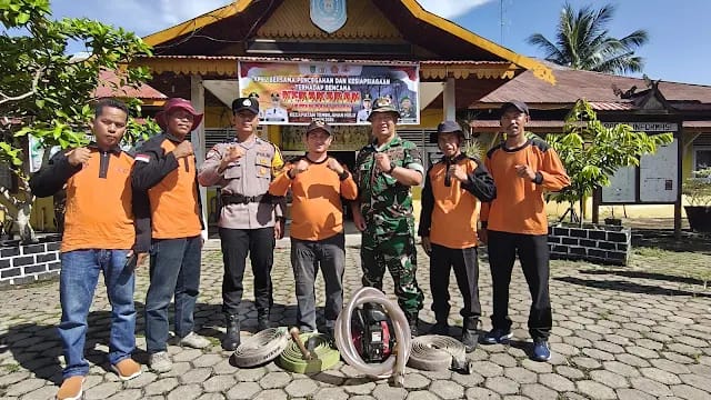 Upaya meningkatkan kesiapsiagaan menghadapi Karhutla), seluruh kelurahan dan desa se-Kecamatan Tembilahan Hulu menggelar Apel Bersama Pencegahan dan Kesiapsiagaan Karhutla. Kegiatan ini berlangsung di halaman Kantor Camat Tembilahan Hulu, Kabupaten Indragiri Hilir, kemarin sore. (ft muhamad)